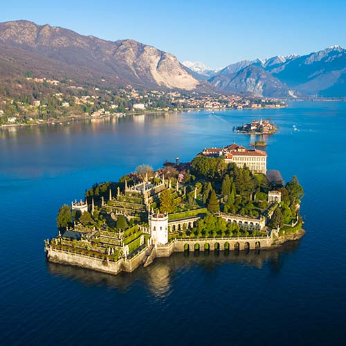 Île habitée seulement par un palais au milieu du Lac Majeur